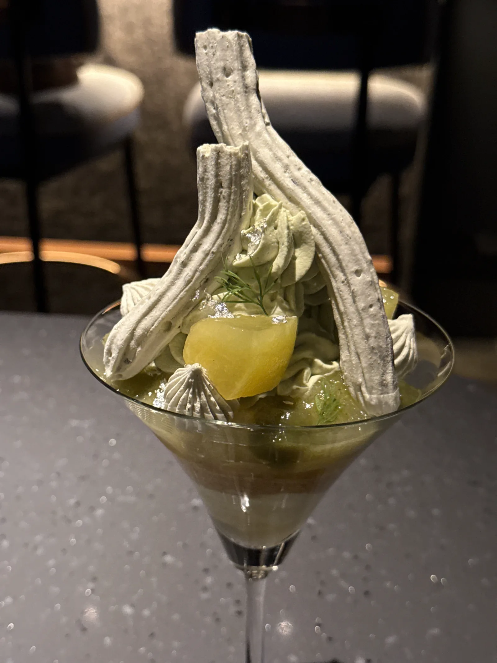 八女茶とマスクメロンの利休ヴァシュランパフェ。上に乗っているメレンゲを焼き固めたやつのインパクトが強い。お茶の葉っぱとかメロンとかの緑が目を引いてきれい。