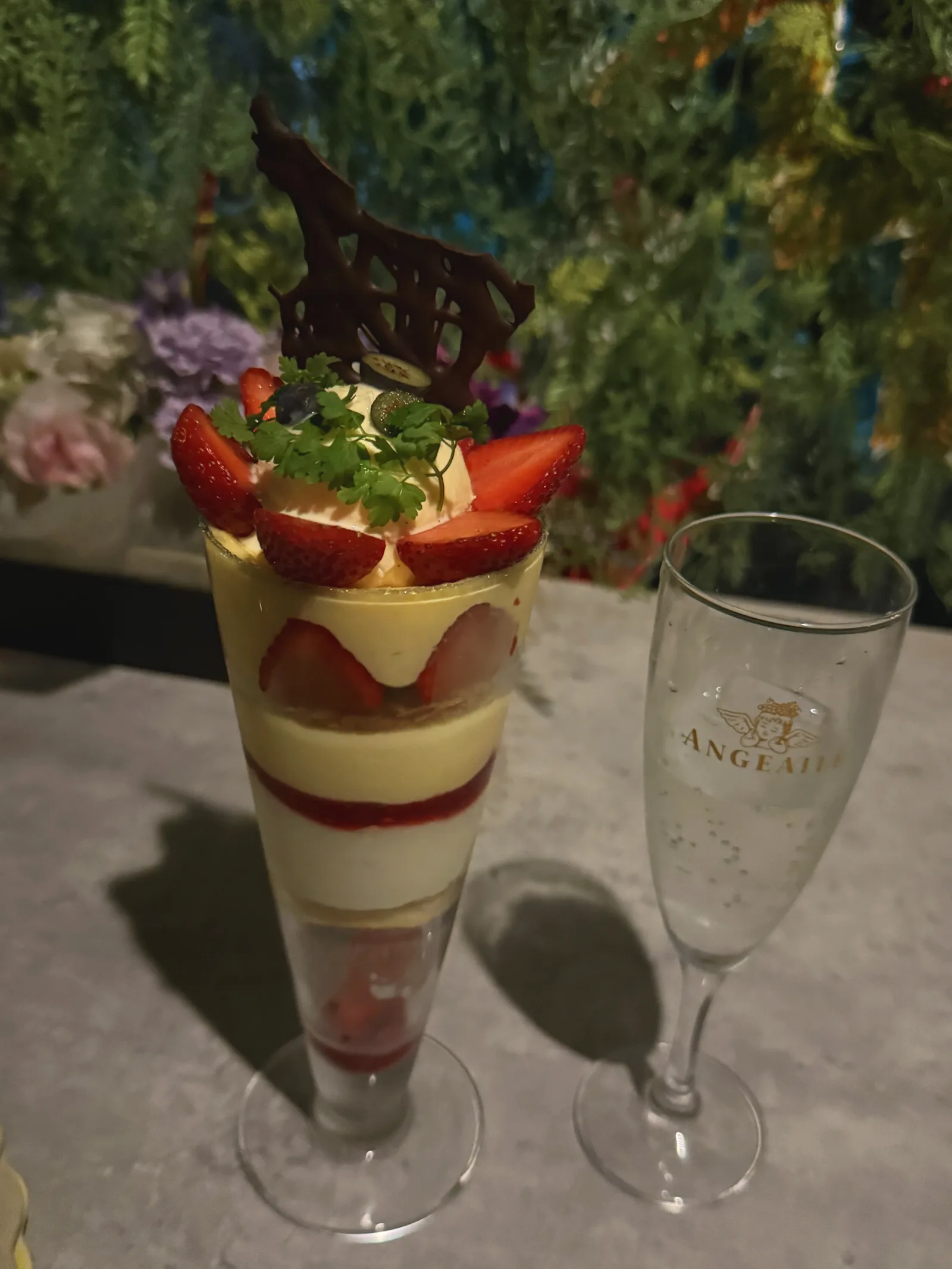 花のある棲家のいちごと4種のベリーのパフェルージュ・ルージュ。背の高い器に苺の層とクリームの層が交互になっていて楽しい。