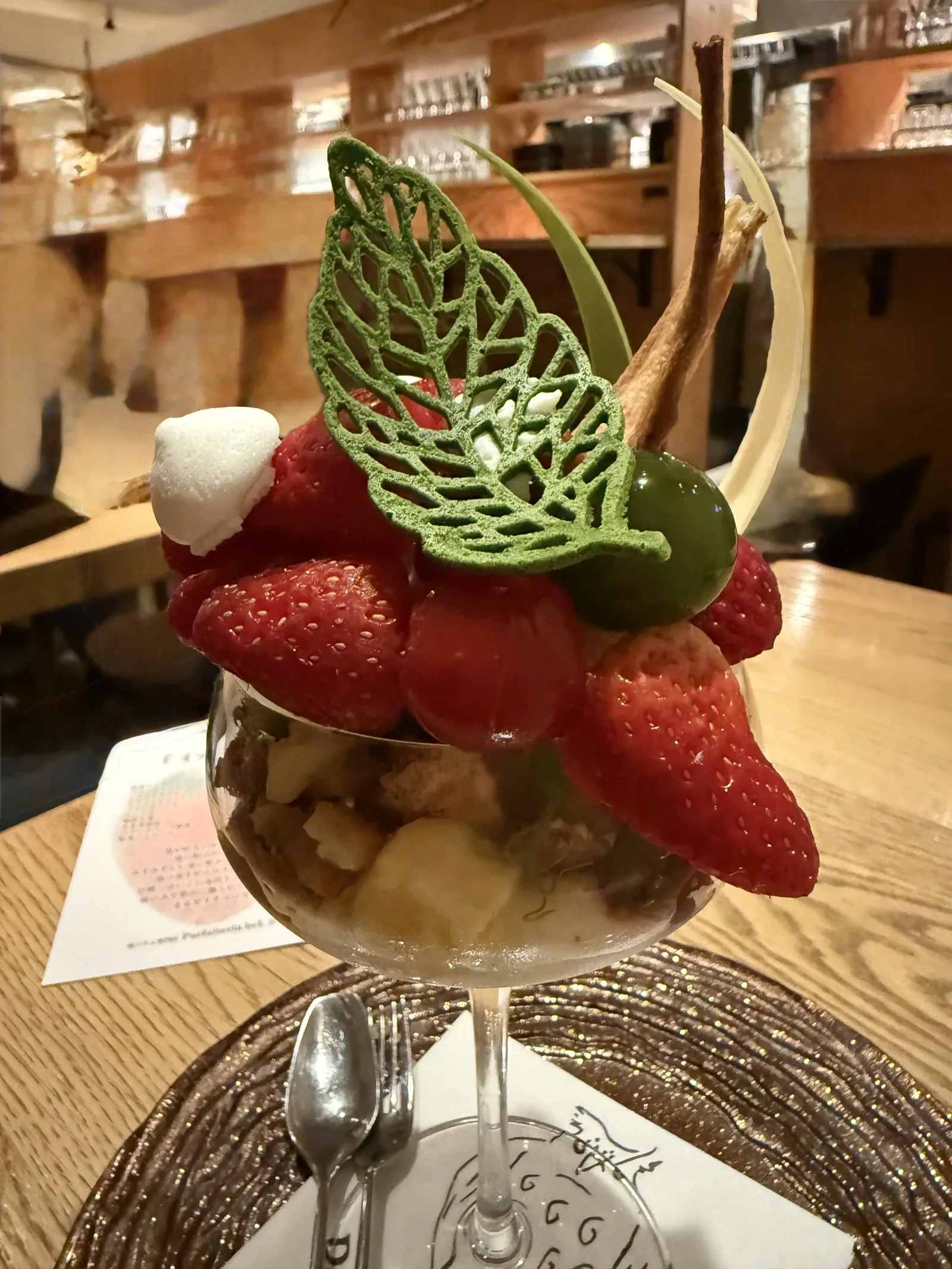 beLのいちごパフェ。見た目はそこそこに派手。